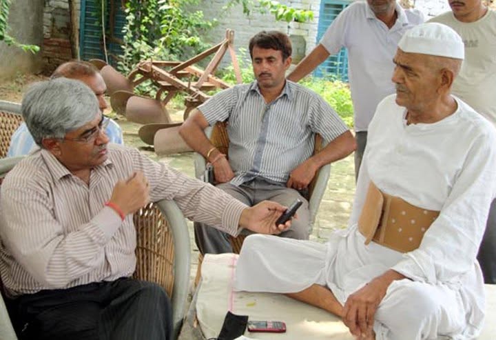ओमकार चौधरी महेंद्र सिंह टिकैत का साक्षात्कार लेते हुए