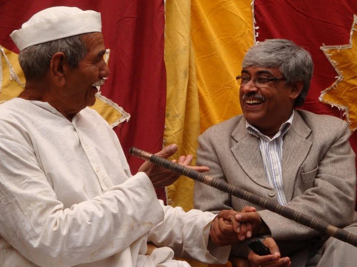 महेंद्र सिंह टिकैत और ओमकार चौधरी आत्मीय बातचीत के दौरान